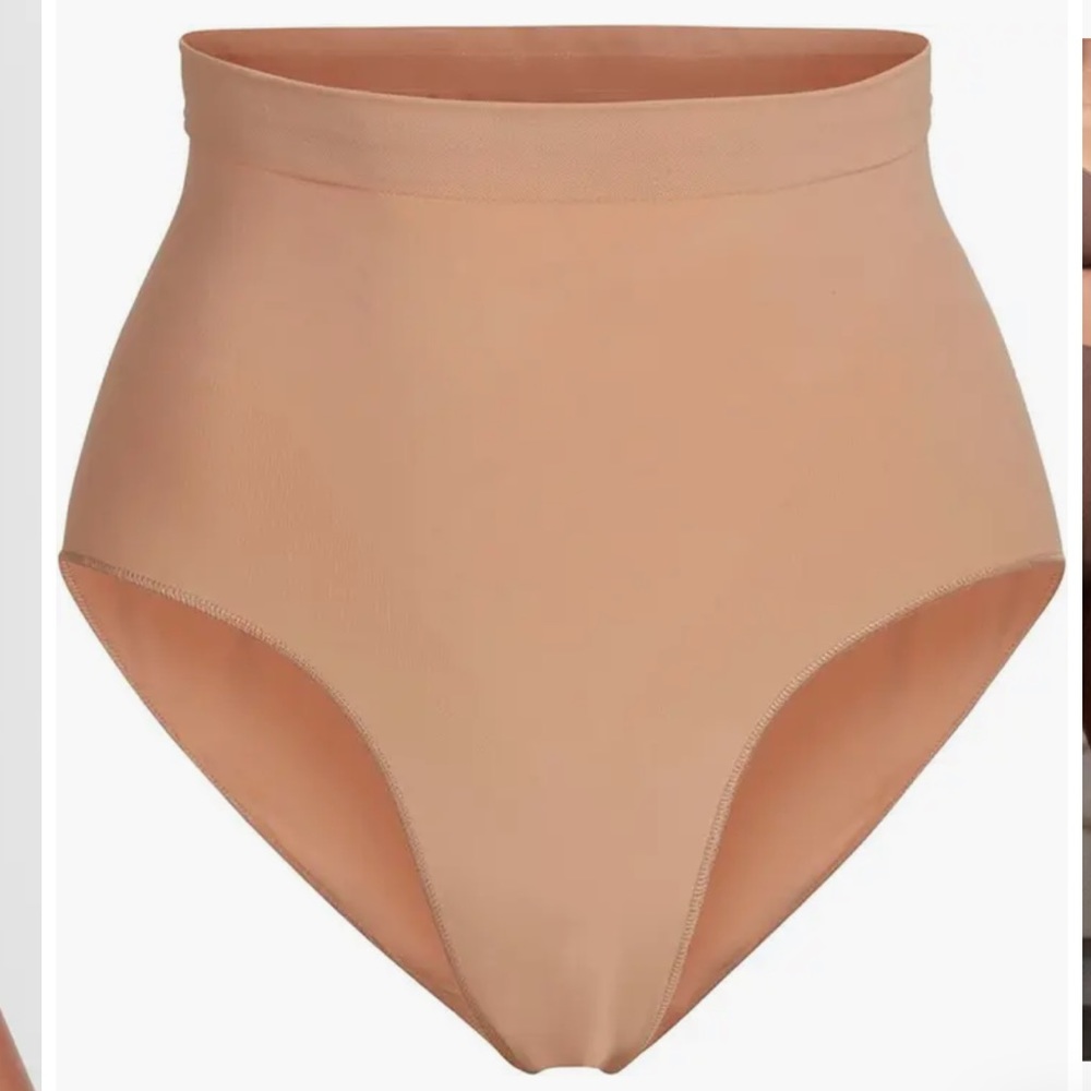 New SKIMS Sculpting Seamless Mid Waist Briefs